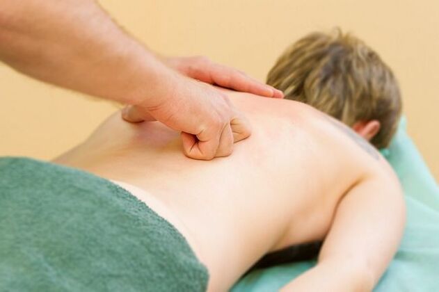 Après examen, les spécialistes prescrivent un massage spécial pour le traitement de l'ostéochondrose thoracique.